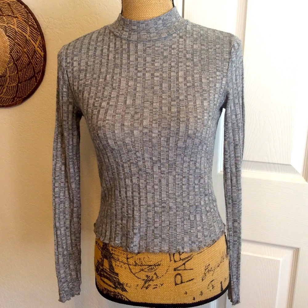 Candie’s mock neck long sleeved fitted light gray shirt top basic neutral S